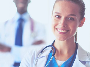 Tıp doktoru ofiste yakın çekim için el sıkışmayı teklif ediyor. Doktorlar.