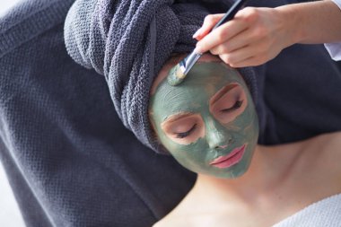 Spa yalan maskesi, sahip güzel bir kadın. Kadın. Spa Salonu