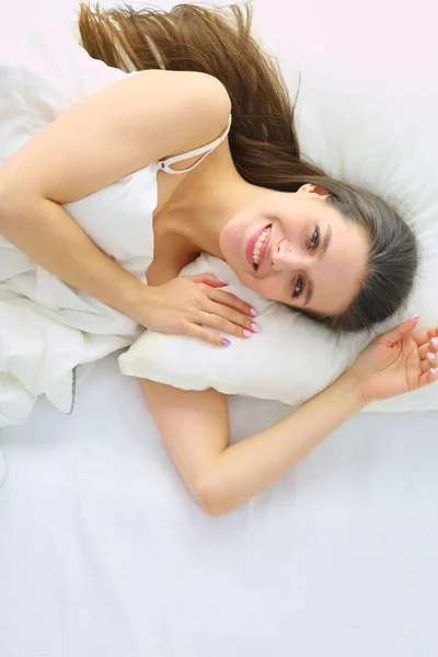 Menina bonita dorme no quarto, deitada na cama . — Fotografia de Stock