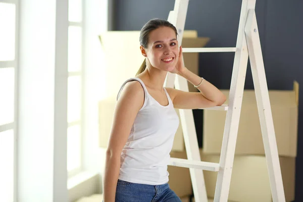 Retrato de mujer joven mientras está de pie nuevo apartamento  . — Foto de Stock