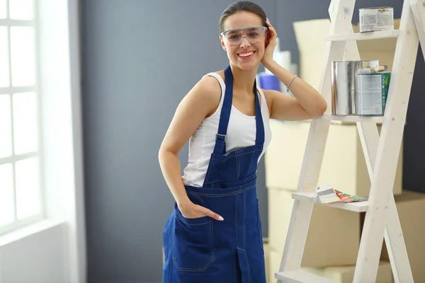 Retrato de mulher jovem enquanto está de pé novo apartamento  . — Fotografia de Stock