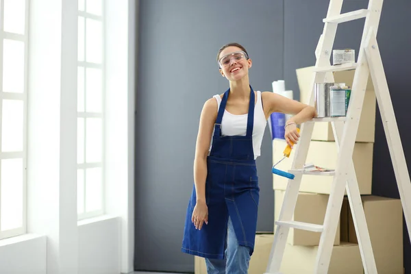 Retrato de mujer joven mientras está de pie nuevo apartamento  . — Foto de Stock