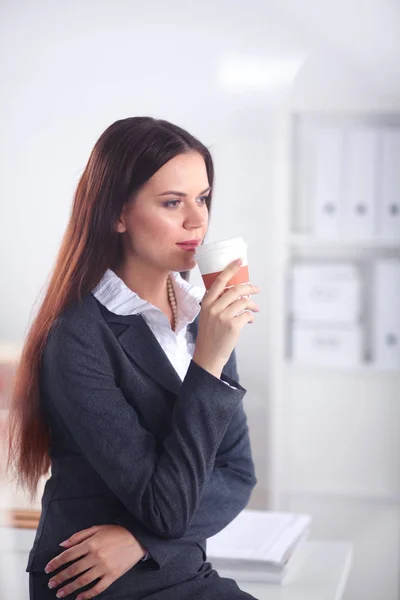 Schöne Geschäftsfrau beim Kaffee im hellen Büro sitzend. schöne Geschäftsfrau — Stockfoto