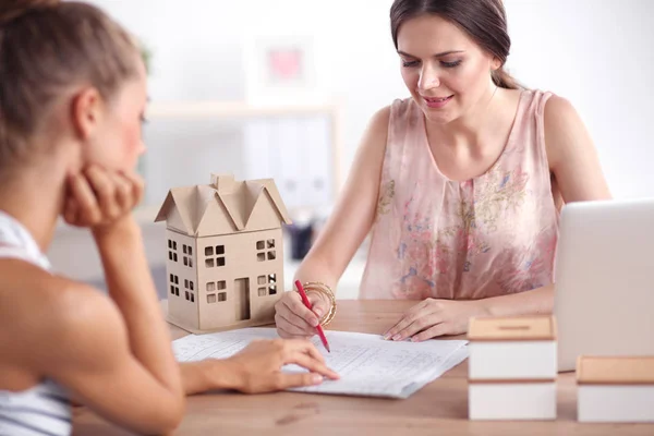 Atrakcyjna bizneswoman siedząca w biurze. bizneswoman — Zdjęcie stockowe