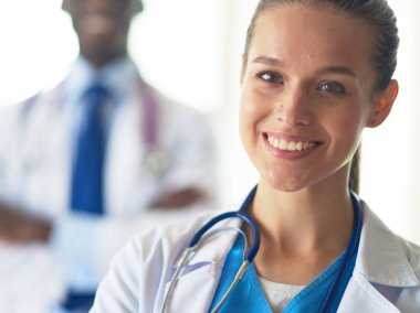 Tıp doktoru ofiste yakın çekim için el sıkışmayı teklif ediyor. Doktorlar.