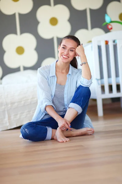 Young woman doing yoga at home in the lotus position. Young woman doing yoga. — Stock Photo, Image