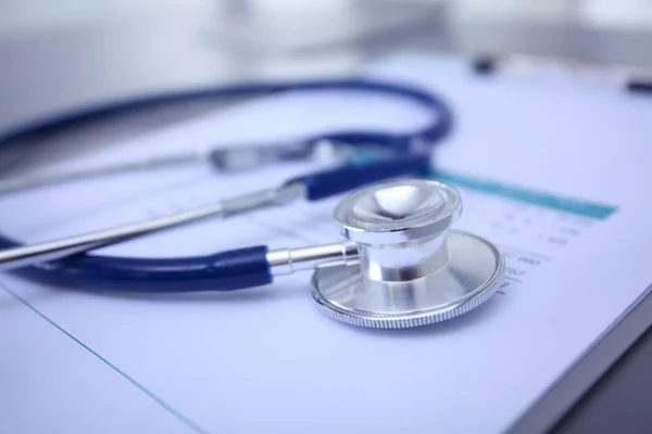 의료 장비: 흰 바탕에 파란색 청진기와 태블릿 이 있다. 의료 장비 — 스톡 사진