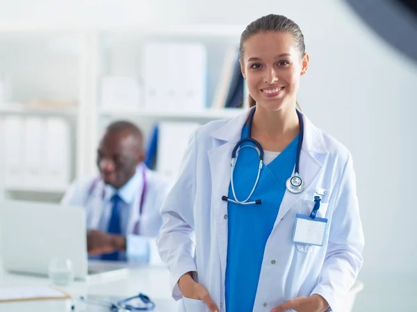 Médico de medicina oferecendo mão para agitar no escritório closeup. Médicos — Fotografia de Stock