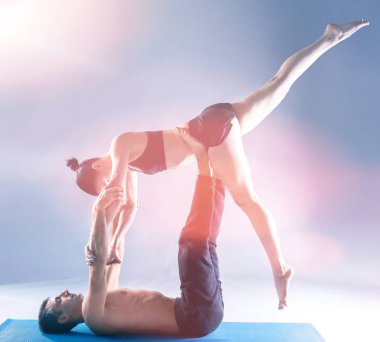 Genç çift Acro yoga mat Studio birlikte uygulamak. Acroyoga. Çift yoga. Ortak yoga.