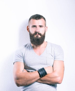 Ayakta, gri arka plan üzerinde izole yakışıklı adam portresi