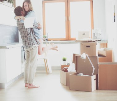 Genç çift yeni ev taşıma portresi. Genç Çift