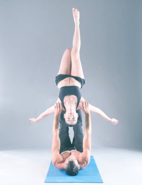 Genç çift Acro yoga mat Studio birlikte uygulamak. Acroyoga. Çift yoga. Ortak yoga.