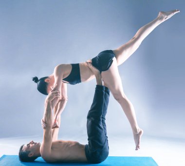 Genç çift Acro yoga mat Studio birlikte uygulamak. Acroyoga. Çift yoga. Ortak yoga.