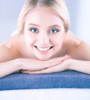 Bir masaj masanın üzerinde yatan, rahatlatıcı bir genç kadın. Kadın. Spa Salonu