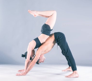 Genç çift Acro yoga mat Studio birlikte uygulamak. Acroyoga. Çift yoga. Ortak yoga.