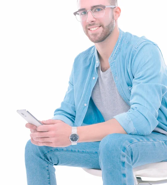 Ung man sitter på stol och med hjälp av mobiltelefon. Startupper. Ung entreprenör. — Stockfoto