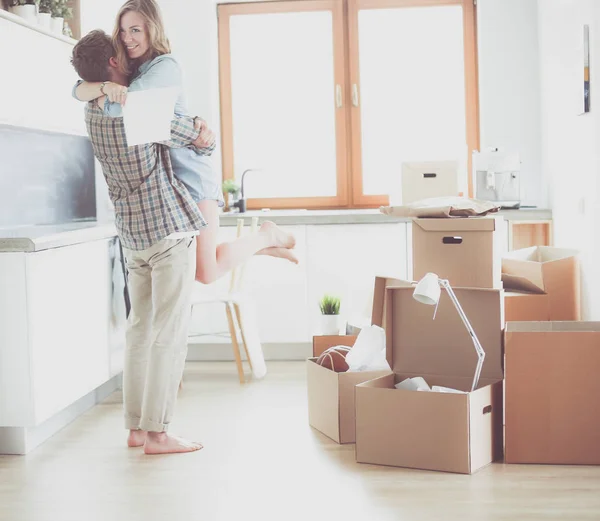 Retrato de una joven pareja mudándose a un nuevo hogar. Pareja joven — Foto de Stock