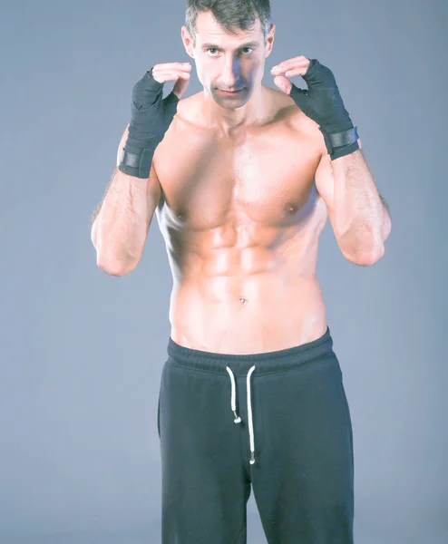 Portrét z ruky obtékání napůl nahé boxer. Osobní fitness instruktora. Osobní trénink. — Stock fotografie