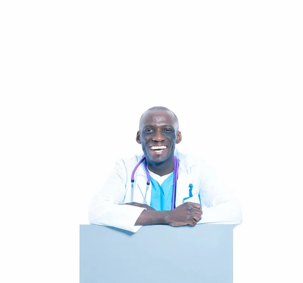 Médecin homme tenant une pancarte vide. Docteur. Panneau publicitaire — Photo