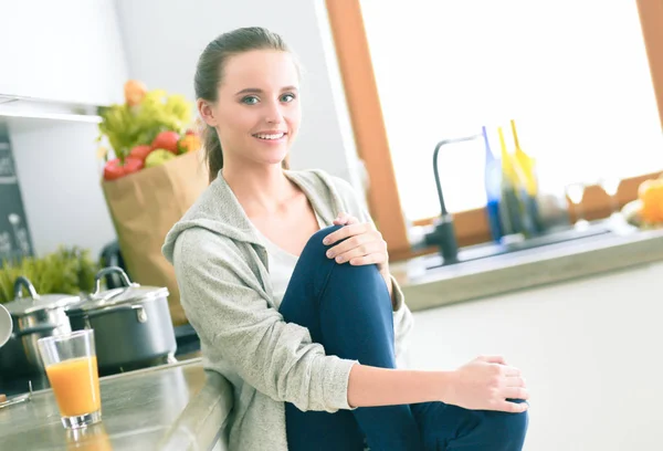 Kvinnan i köket. Matlagning i köket. — Stockfoto