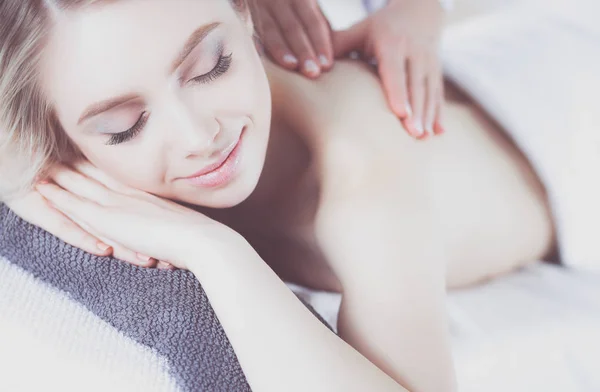 Junge Frau auf Massagetisch liegend, entspannt mit geschlossenen Augen. Frau. Wellness Salon — Stockfoto