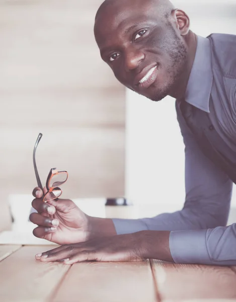 Retrato de un joven y guapo hombre de negocios negro. — Foto de Stock