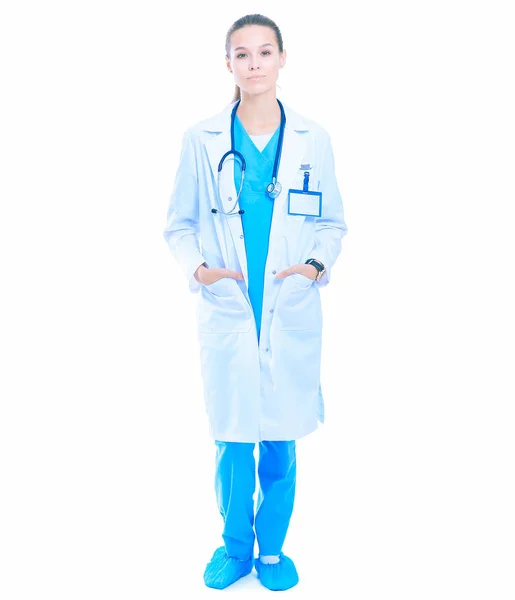 Hermosa joven con abrigo blanco posando con la mano en el bolsillo. Mujer doctora — Foto de Stock