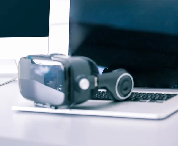 Virtual reality goggles on desk with laptop. business. 3d technology — Stock Photo, Image