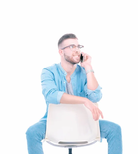 Joven sentado en la silla y usando el teléfono móvil. Startupper. Joven empresario . — Foto de Stock