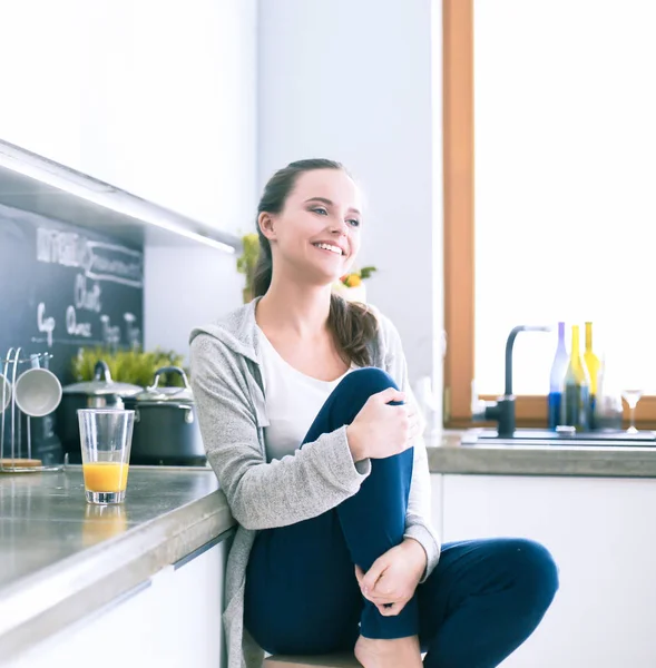 Kvinnan i köket. Matlagning i köket. — Stockfoto