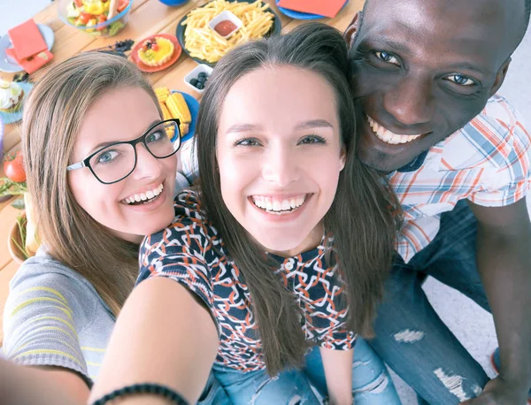 Groupe de personnes faisant du selfie pendant le déjeuner. Moi. Mes amis. Des amis sont photographiés pour manger — Photo