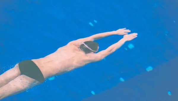 Nadador masculino en la piscina. Foto submarina — Foto de Stock