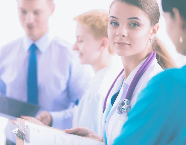 Aantrekkelijke vrouwelijke arts voor medische groep — Stockfoto