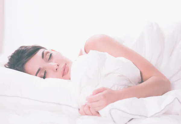 Menina bonita dorme no quarto, deitada na cama — Fotografia de Stock