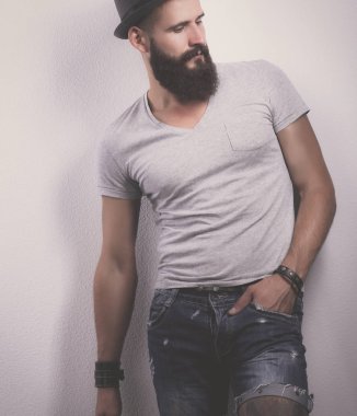 Ayakta, gri arka plan üzerinde izole yakışıklı adam portresi