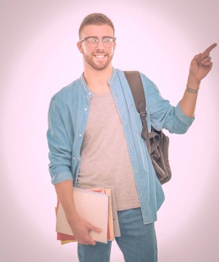 Beyaz arka plan üzerinde izole kitap tutan bir okul çantası ile bir erkek öğrenci. Eğitim olanakları. Üniversite öğrencisi.