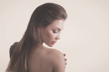 Güzel genç kadın yüzünün yakın portresi. Beyaz arkaplanda izole.