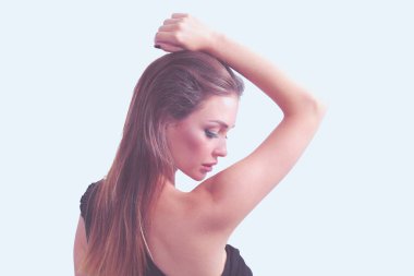 Duran, beyaz arka plan üzerinde izole güzel ve genç birbayan. Seksi kadın