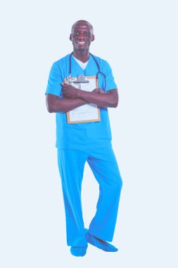 Beyaz arka plan üzerinde izole klasörle duran erkek doktor. Doktor. Kliniği.