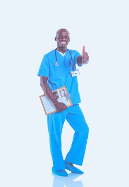 Beyaz arka plan üzerinde izole klasörle duran erkek doktor. Doktor. Kliniği.