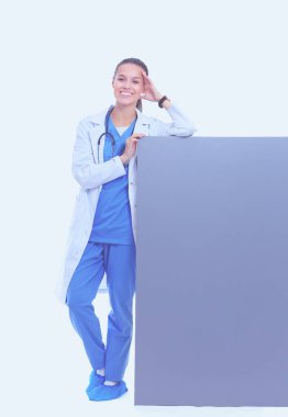 Boş reklam panosu olan bir kadın doktor. Kadın doktor
