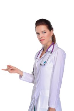 Beyaz önlük ayakta hastanedeki doktorla genç kadın portresi. Genç kadın doktor portresi
