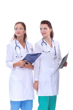 İki kadın hemşire X Ray görüntü, hastanede ayakta izliyor. X Ray. İki kadın doktor