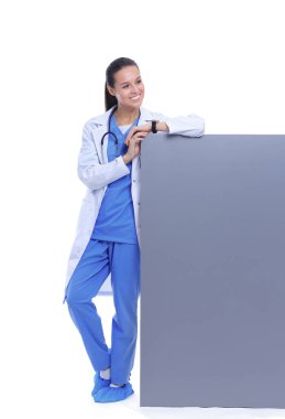 Boş reklam panosu olan bir kadın doktor. Kadın doktor