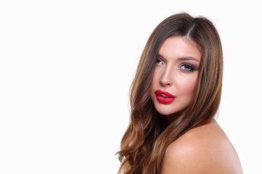 Güzel genç kadın portresi. Beyaz arka plan üzerinde izole. Güzel kadın
