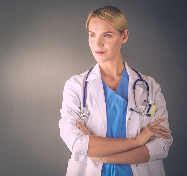 Portrait of young woman doctor with white coat standing in hospital. — Stock Photo, Image