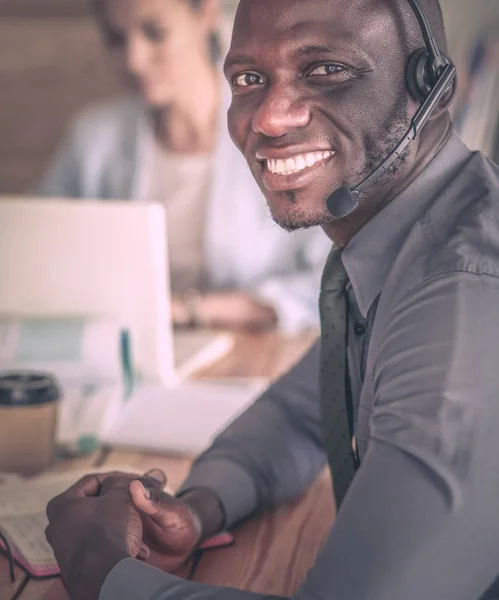 Portret van een Afro-Amerikaanse jonge zakenman met headset. — Stockfoto