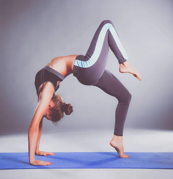 Retrato de chica deportiva haciendo ejercicio de estiramiento de yoga — Foto de Stock