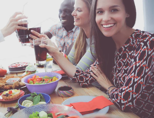 Vista superior do grupo de pessoas que jantam juntas enquanto estão sentadas à mesa de madeira. Comida na mesa. As pessoas comem fast food. — Fotografia de Stock