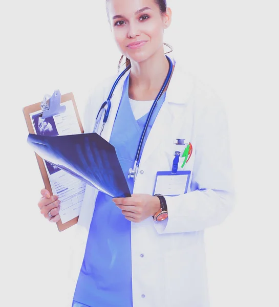 Doctora joven mirando la imagen de rayos X aislada sobre fondo blanco — Foto de Stock